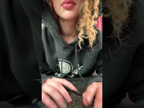 floor tapping and scratching asmr #asmr #tappingasmr #floortapping #oddlysatisfyingvideo