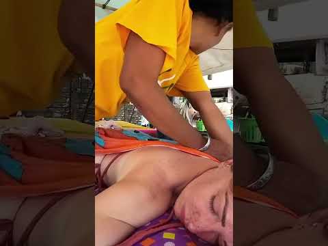 Masaje callejero de espalda en una playa de Phuket, Tailandia 🇹🇭 #relax #massage #beach #relaxing