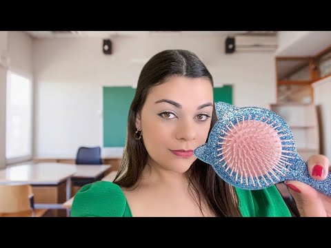 ASMR POV: VOCÊ PEDIU PARA SUA AMIGA ESCOVAR SEU CABELO NA SALA DE AULA