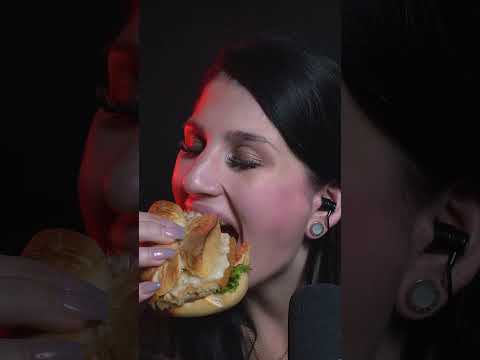 Ich liebe so ein knuspriges Brötchen! 😏😋 #asmr #asmrgirl #asmreating #asmrsound#girl #fyp #fyp