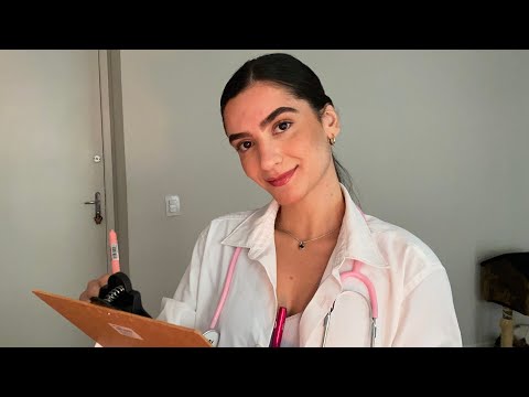 ASMR - UMA MÉDICA CUIDA DE VOCÊ COM MUITO CARINHO 👩🏻‍⚕️