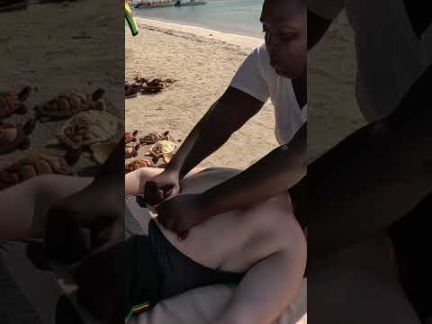 Masaje de espalda en playa de #Jamaica 🇯🇲 | Jamaican beach #massage 🇯🇲 | #shorts #jamaicans
