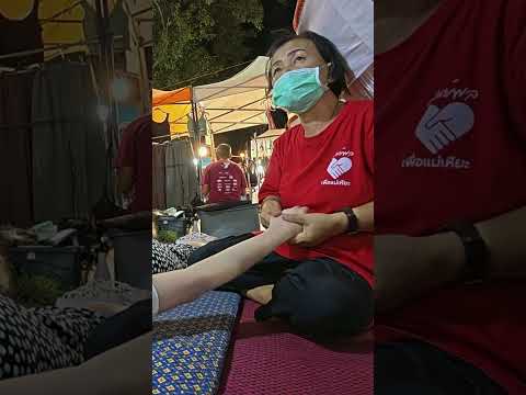Masaje callejero de manos en #Tailandia 🇹🇭 #travelling #youtuber #Massage #massagethailand #short
