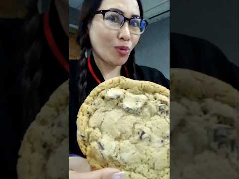 THE BIGGEST COOKIE I EVER TRIED#shortsfeed #mukbang #everyone #food