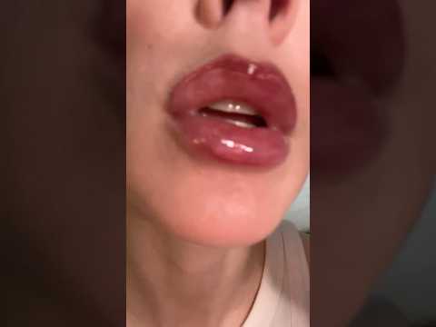 Applying lipgloss & Kisses #asmr 💋💄👄 #lipgloss #kisses #makeup