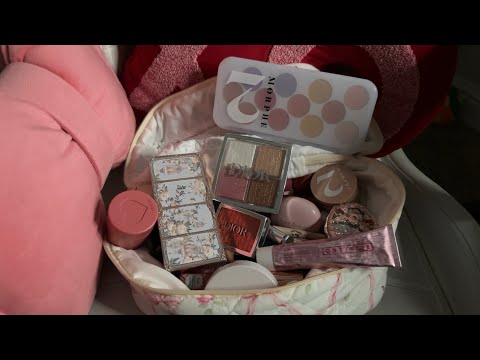 ASMR| Makeup bag sounds- rummaging, gripping & tapping- No talking 