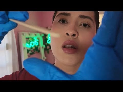 ASMR Soy tu Doctora y te hago una consulta 🧐 ( Murmullos + Cosquilleos ) 