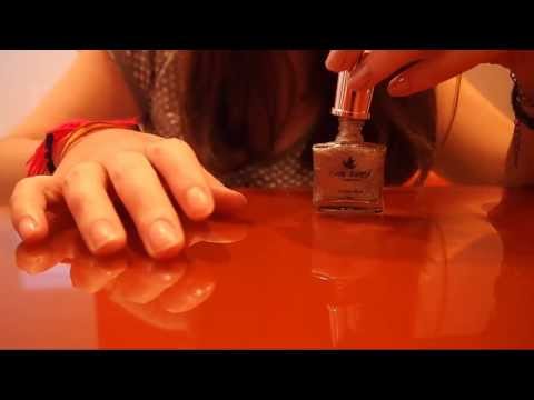 ASMR en español - pintandome las uñas (painting my nails) Helsusurros