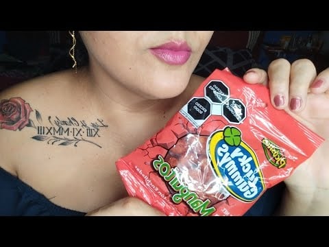 ASMR Mandando saludos mientras como unas gomitas de mango 🥭