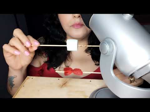 ASMR Comiendo gomitas de fresa 🍓 y bombón/ marshmello sabor chocolate 🍫