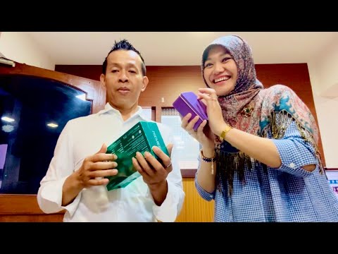 ASMR chaotic - loud tapping and laughing a lot with my senior at work (Indonesian)