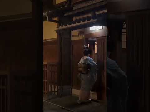 Geisha regresando a la okiya tras estar en casa del té en el hanamachi 🍶👘🎏🌸 #kyoto #japan 🇯🇵