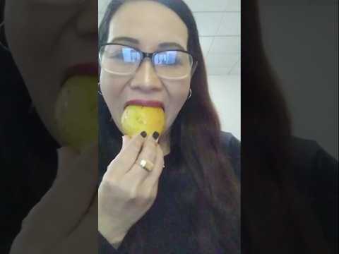 ONE TIME BITE PEAR#everyone #mukbang #shortsfeed #onebite #pear #challenge #bigmouth #crazylady