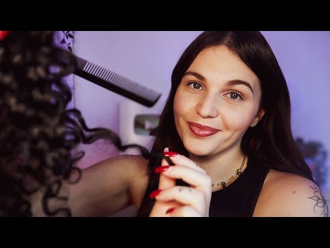 ASMR POV : La fille au fond de la classe joue avec tes cheveux bouclés !