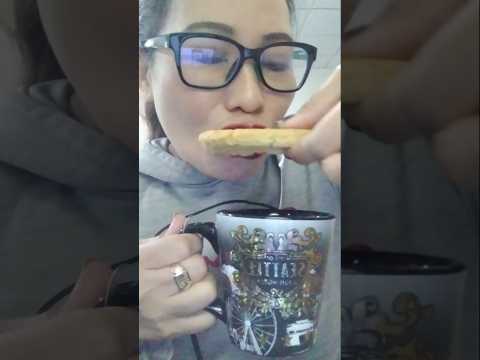 DIPPING BIG COOKIE #everyone #mukbang #shortsfeed #cookies #crazylady