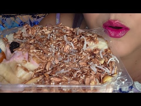 ASMR Comiendo fruta con granola y yogurth de fresa 