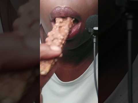 ASMR comiendo galleta 🍪 cubierta de chocolate y maní sonidos relajantes 😴 #asmr #mouthsounds