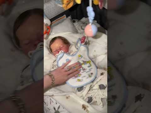 MI MAMÁ ME PUSO A CUIDAR A SU BEBÉ REBORN