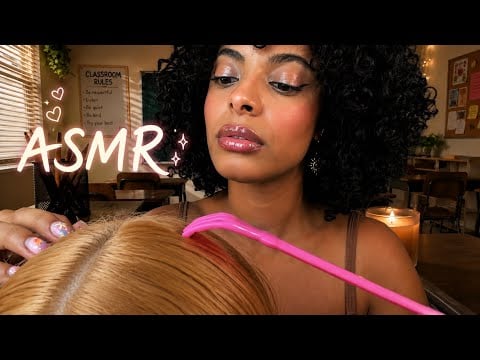 ASMR Para Dormir 😴 Sua Amiga Mexe no Seu Cabelo na Sala de Aula 💕