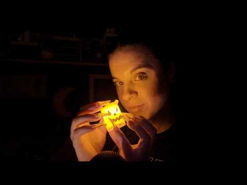 ASMR a oscuras con objetos de Halloween 🎃 
