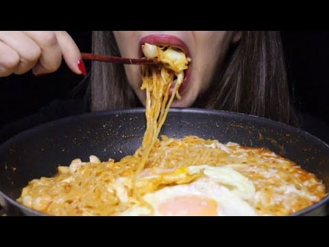 ASMR REALLY CHEESY KIMCHI NOODLES FRIED EGGS EGGYOLK SHIMEJI MUKBANG #asmr #mukbang #noodles #eggs
