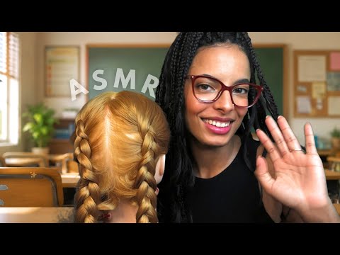 ASMR A GAROTA QUE SENTA ATRÁS DE VOCÊ FAZ TRANÇAS NO SEU CABELO 