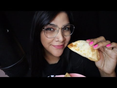 ASMR comiendo quesadillas