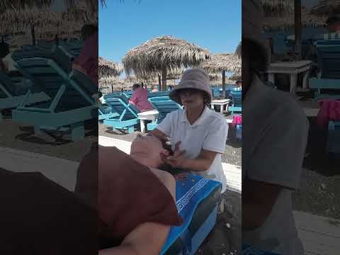 Relajante masaje de cabeza en la playa negra de Santorini 🇬🇷💆🏼‍♀️ #relax #beach #grecia #short