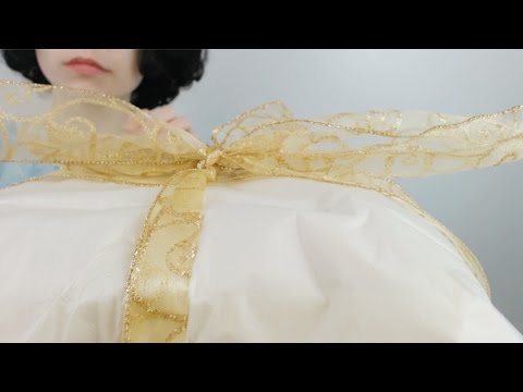 ASMR: Gift wrapping (bubble wrap, tissue paper, tape, tapping)