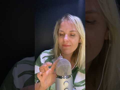 ASMR FR / Petite brosse à doigt sur mon micro #asmrfr #shortsasmr #asmr