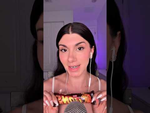 Probándola la Chocolate Lion bar #asmr #asmrmouthsounds #asmreating