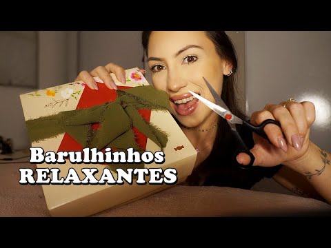 ASMR EMBRULHANDO PRESENTES DE NATAL COM VOCÊ (sussurros, sons de papel, tesoura, adesivo, atenção)
