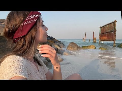 Assieds-toi avec moi sur une plage déserte 🌴 