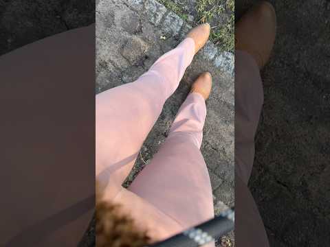 ASMR in yoga Leggings im Garten auf der Suche nach der Sonne. ☀️
