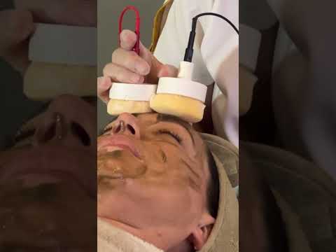 Limpieza de cutis con electricidad ⚡️✨ #skincare #relax #piel #short #spa #facialmassageasmr