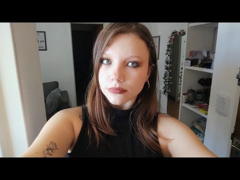 Asmr leyendo un poco de poesía (Idea Vilariño) y haciendo tapping sobre el libro 📖📕 