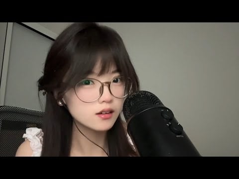 ASMR | Mouth Sounds & Tapping 😘