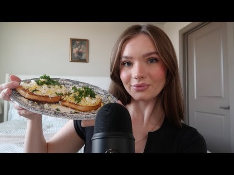 ASMR | eating egg toast *crunchy sounds*