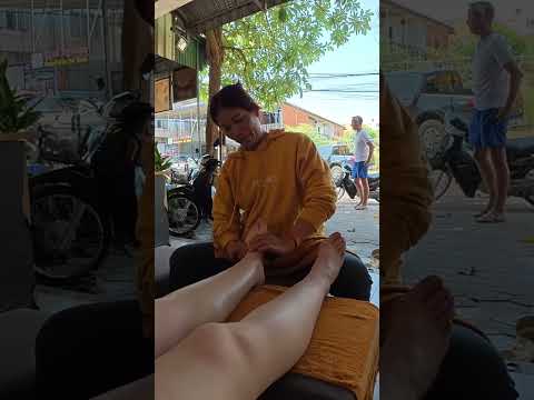 Masaje de pies de 5 dólares en Camboya 😴🦶🏻 #massage #relax #feet #travel #masaje #short