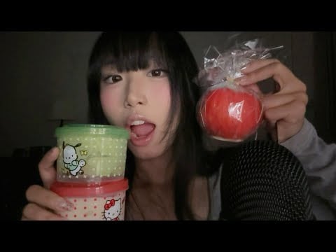 【00猪】轻语咀嚼音 | 平安果🎄和小蛋糕食音🍰| Whispering chewing sounds | Sounds of eating apples and mini cakes