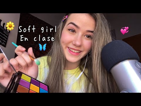 ASMR / SOFT GIRL TE MAQUILLA PARA EL BAILE DE FIN DE CURSO EN CLASE 💞