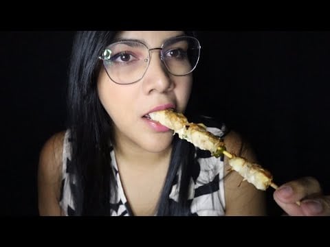 ASMR comiendo brochetas de pollo con papas