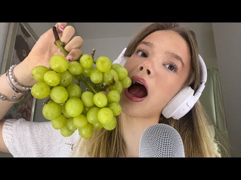 ASMR eating *extremely* crunchy grapes!!💚😜🤯