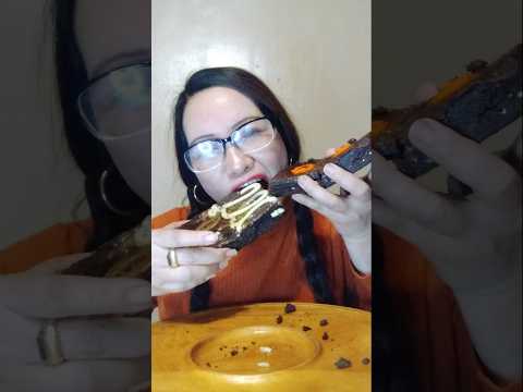 EATING VIRAL BROWNIES#viral #food #eatingvideos #shortsfeed #mukbang #everyone #eating  #asmr