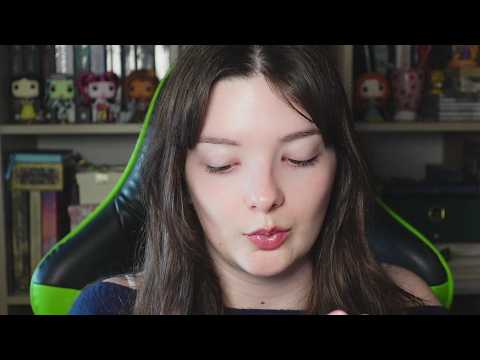 ASMR - random tapping + susurrando chisme + mouth sounds (qué llevo en mi neceser)