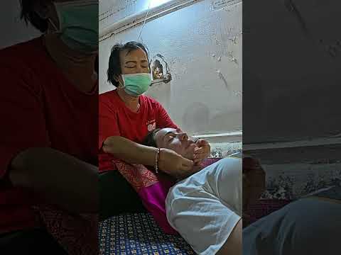 Masaje en un mercado callejero de #Tailandia 🇹🇭✨ #ThaiMassage #short #massage