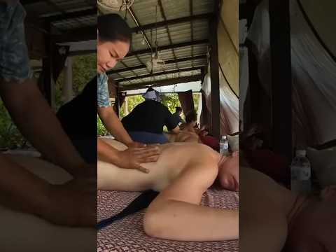 Tailandesa me hace exfoliación de espalda completa en la playa #shorts #asmr #massage