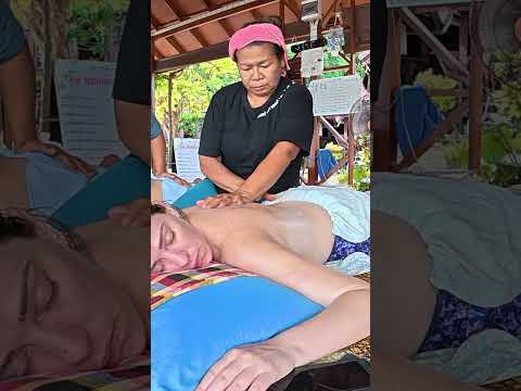 Relajante masaje de brazos y espalda en Phi Phi 😍 🇹🇭✨ #thaimassage #tailandia #short