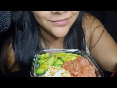ASMR comiendo salad de salmón casera