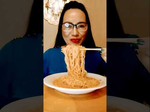 SPICY RAMEN NOODLES #shortsfeed #food #mukbanginternational #slurpingsounds #asmrsounds #shorts